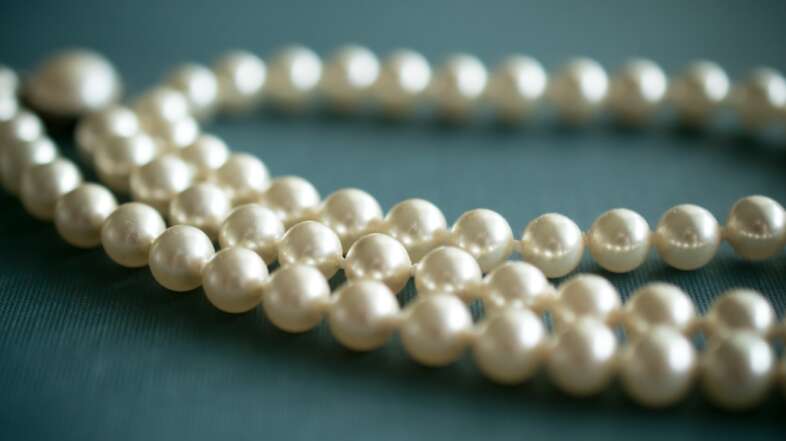 Trendy Ways of Wearing Pearl Necklaces [2023] Guide